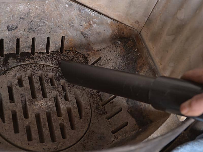 Kaminofen-Brennraum reinigen mit einem Aschesauger