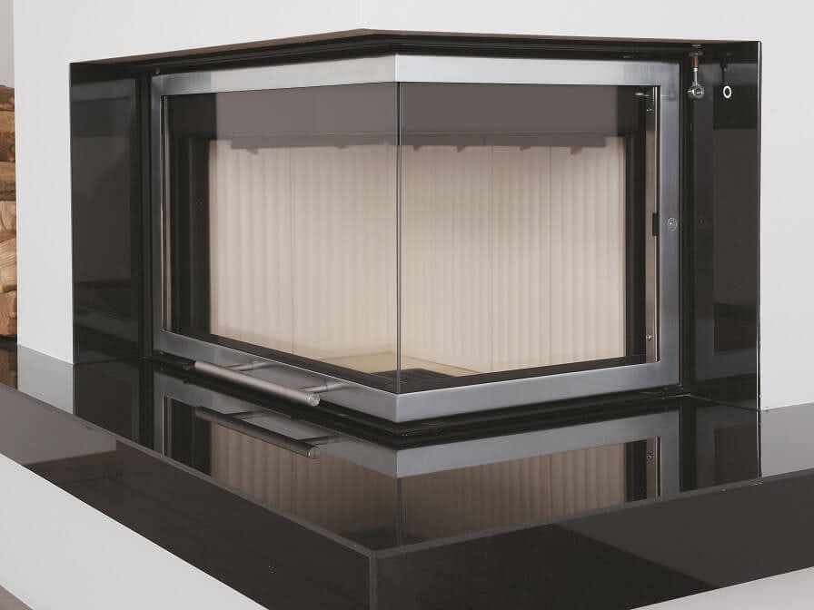 Kamin mit zweiseitiger Glasscheibe