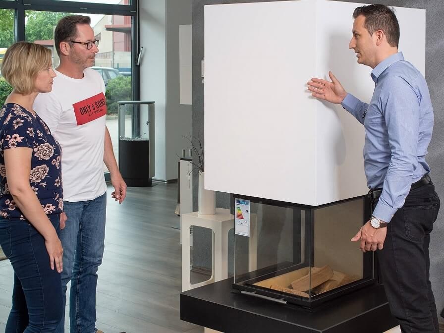 Fachberater präsentiert Kunden einen HARK Kamin