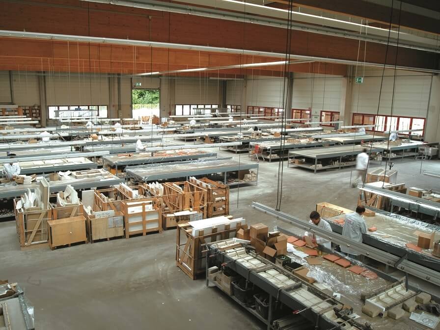 Arbeiten in einer Produktionshalle von HARK in Duisburg