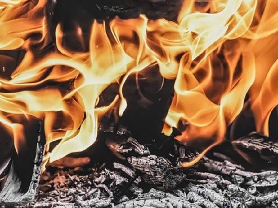 Holzkohle-Feuer