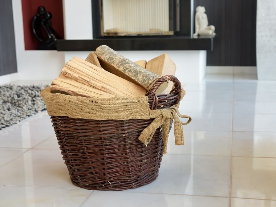 Holzkorb vorm Kamin