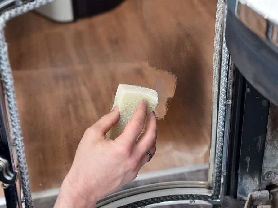 Verrußte Kaminscheibe reinigen