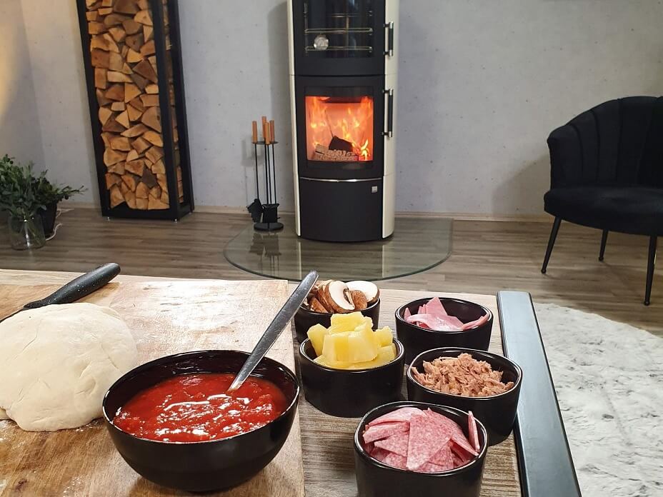 Pizza-Zubereitung in einem Kaminofen mit Backfach